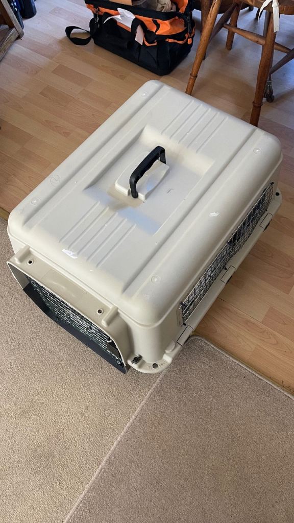 IATA Approved Grey Plastic Pet Carrier Crate 60cm (L) x 50cm (W) x 45cm (H)