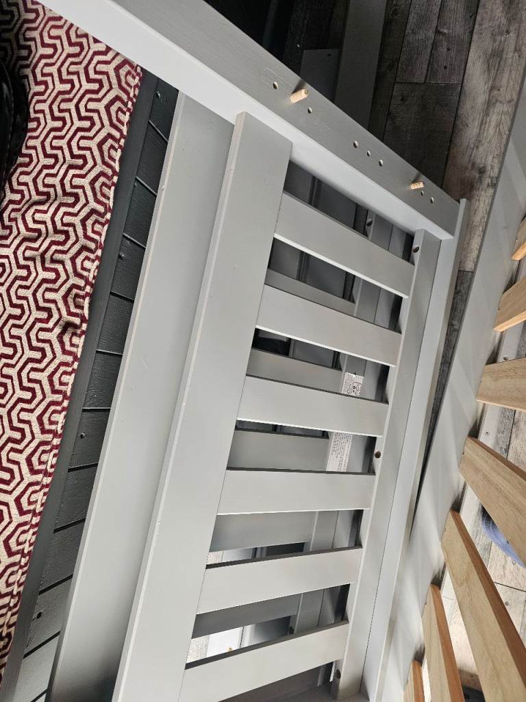 Single wooded bed frame 