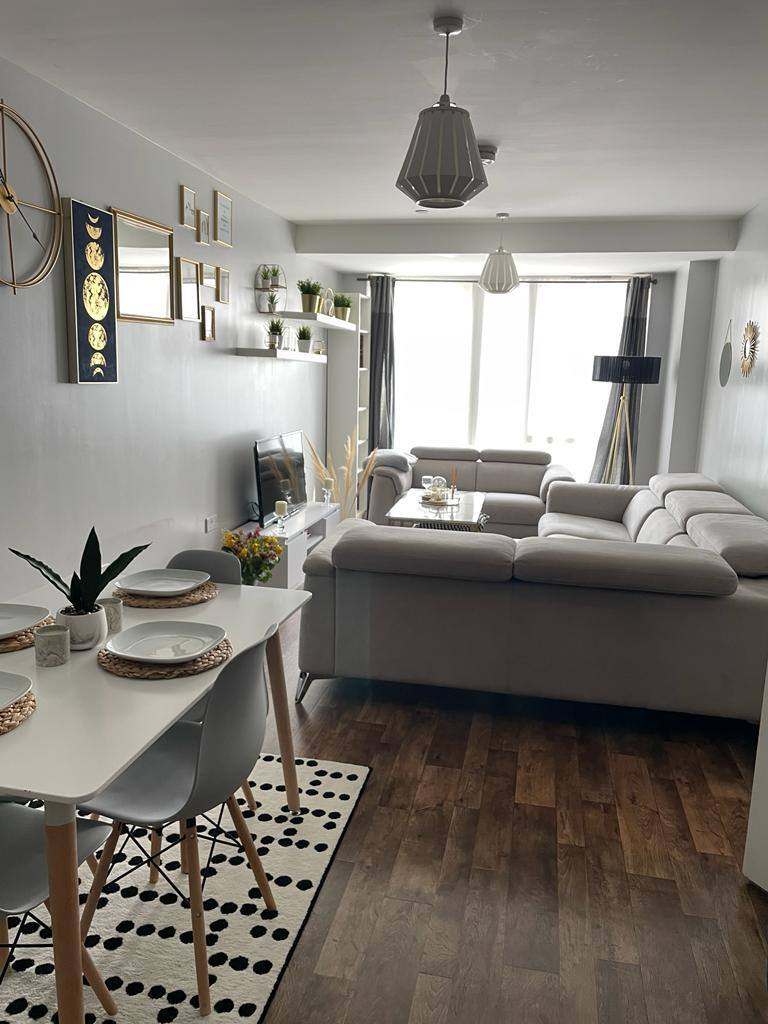 Modern 2-Bedroom Apartment – Excellent Location – E14 for House Swap