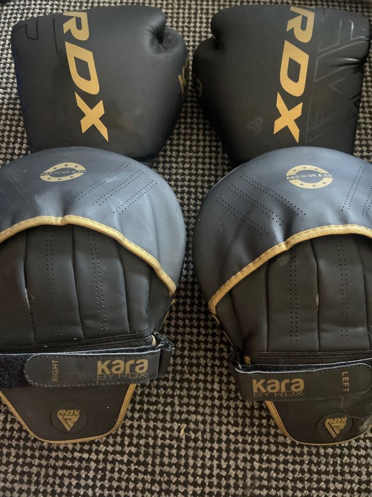 Boxing gloves and pad set