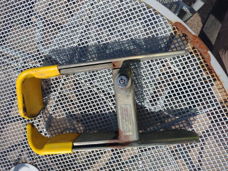 Caravan, campervan or trailer wheel clamp