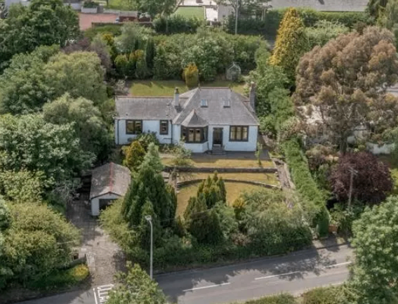 Beautifully Spacious 3 Bedroom Cottage with extensive gardens and easy access to Edinburgh