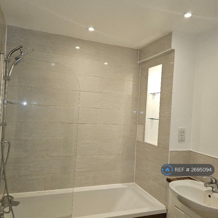 2 bedroom flat in Park Lane, Greenhithe, DA9 (2 bed) (#2695094)