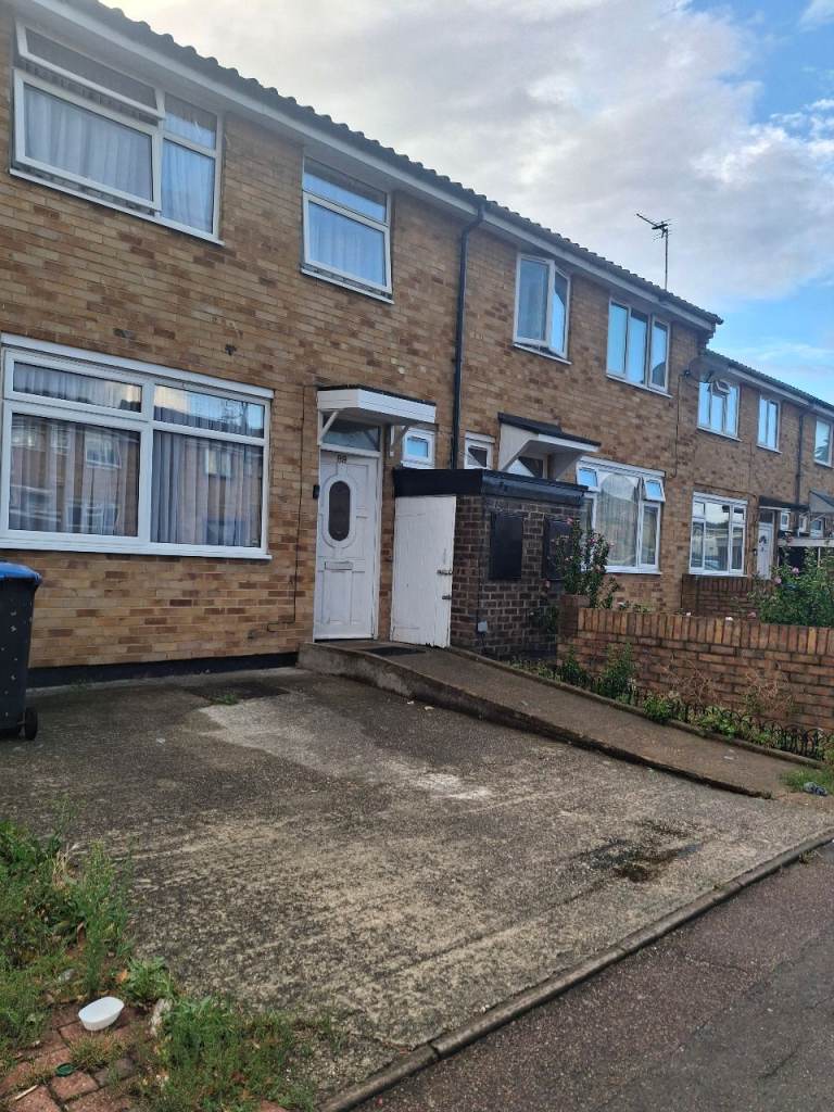 3 bedroom house exchange for a 2 bedroom maisonette or house with garden 