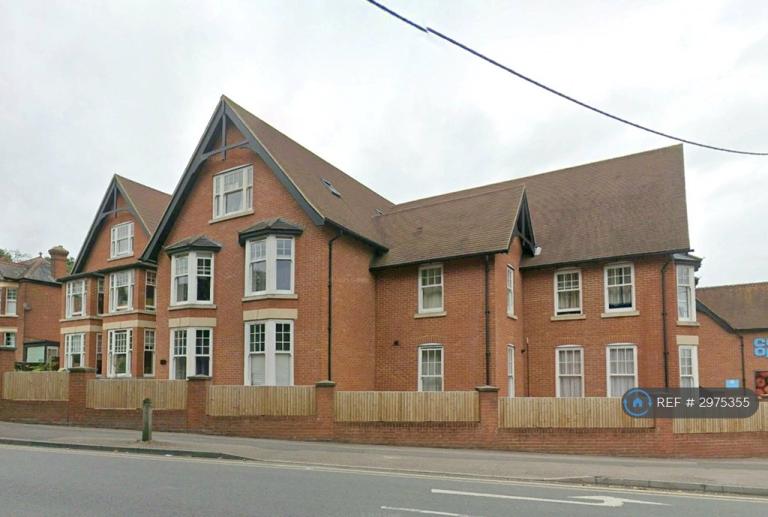 1 bedroom flat in Sturry Villas, Canterbury, CT2 (1 bed) (#2975355)