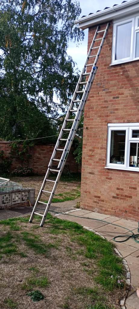 DOUBLE EXTENSION LADDER, £20.00 for Sale in Woodley, Berkshire | Gumtree
