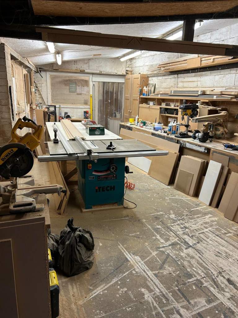 To let workshop commercial garage/Joiners space in chapel £450pm bills incl.