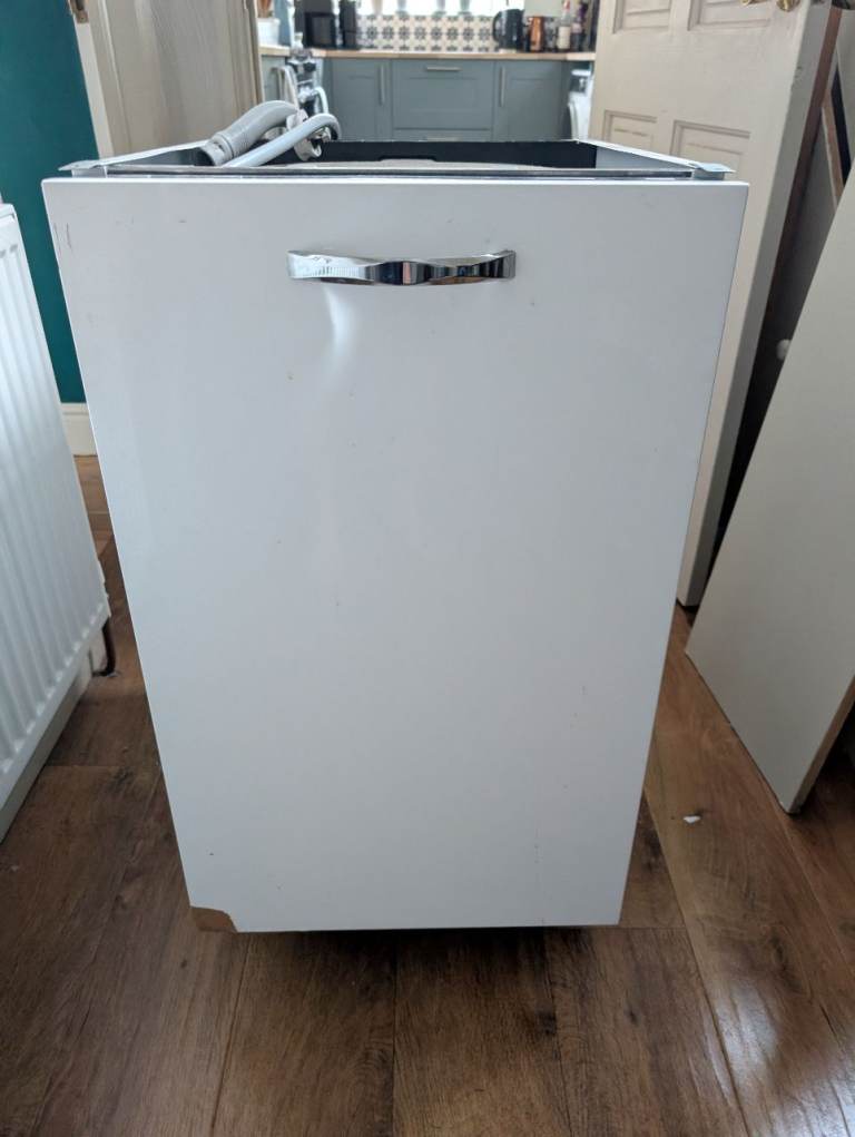 Slimline dishwasher old but functional, free to a good home! 