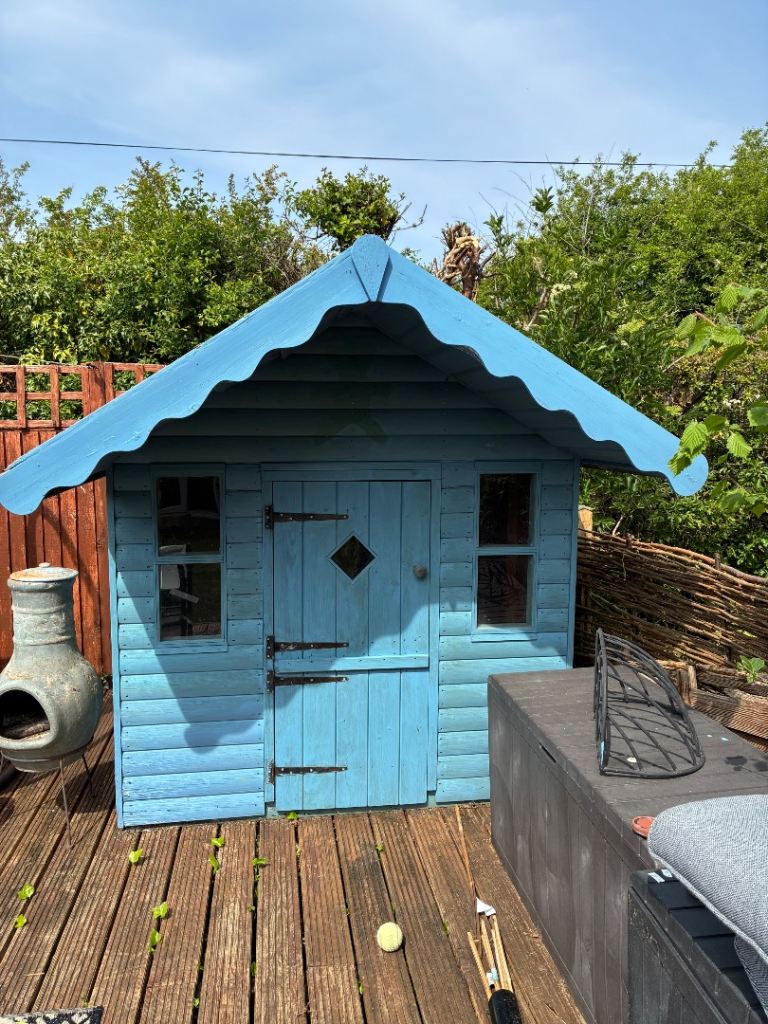 Free Children’s wooden playhouse 