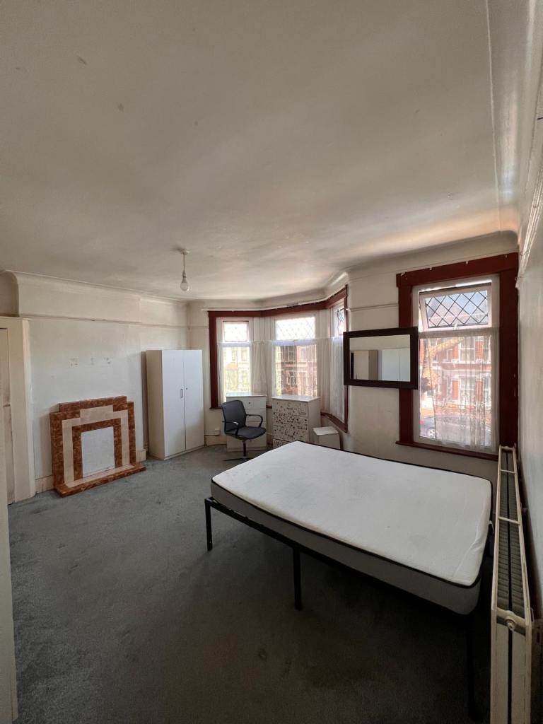 King size big room for rent 