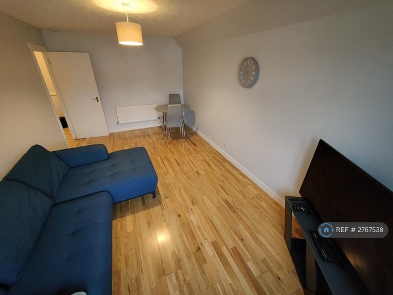 2 bedroom flat in Hawthornden Place, Edinburgh, EH7 (2 bed) (#2767538)