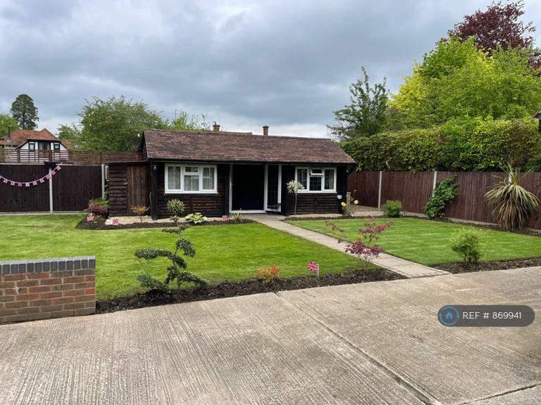 1 bedroom flat in Stroude Road, Egham, TW20 (1 bed) (#869941)