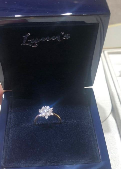 Lunn,s 18ct yellow gold diamond ring 