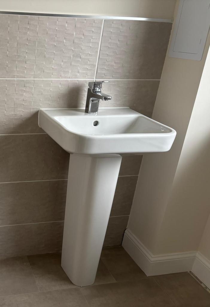 3x sinks & pedestal stands (Ideal Standard) BRAND NEW As brand new house