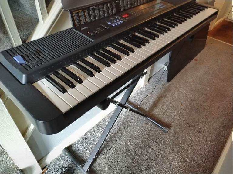 Electric keyboard Casio with power lead and stand in very good condition good working order 