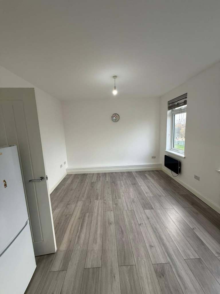 A very nice 2 Bed flat on Lodge avenue RM8
