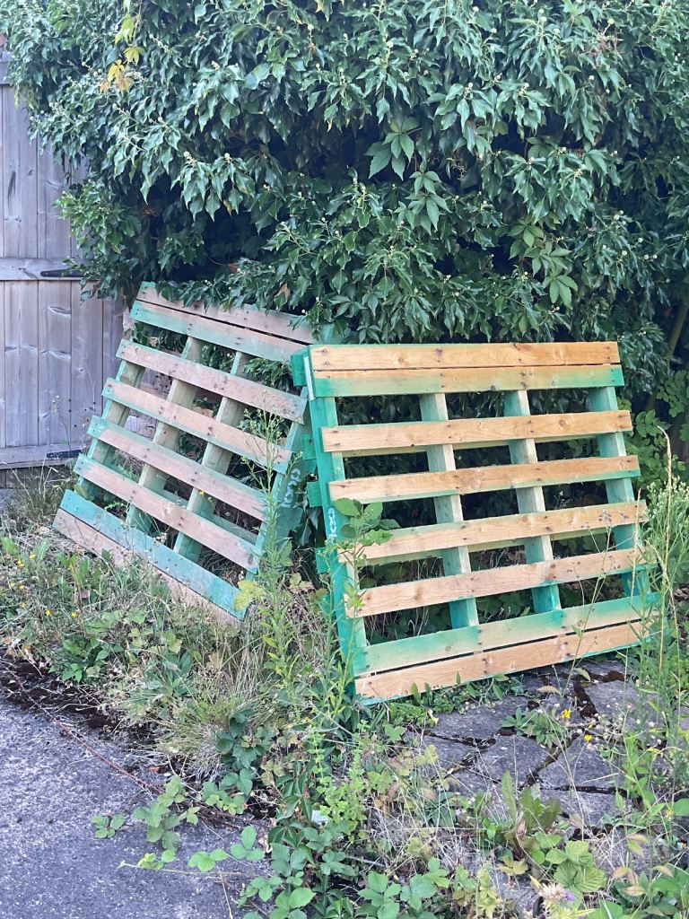 2x excellent condition wooden pallets 