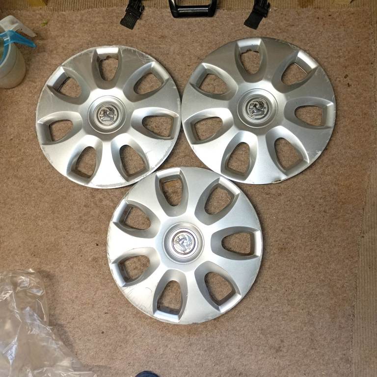 3 used Vauxhall Zafira hub caps