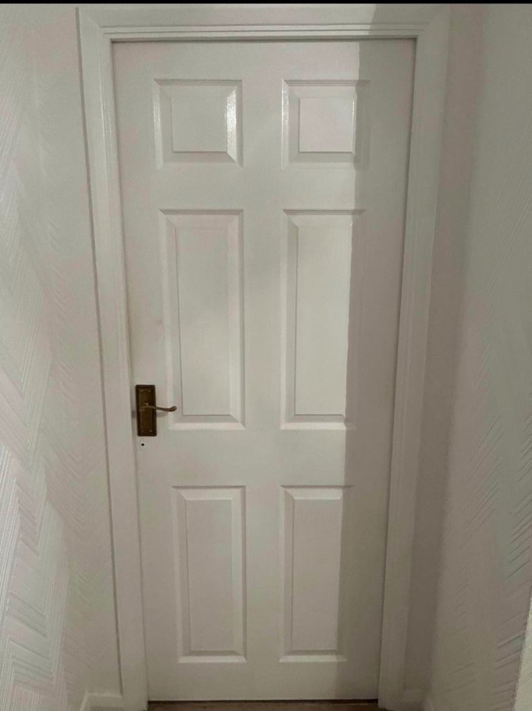 White Internal Wooden Door with Handle – Good Condition