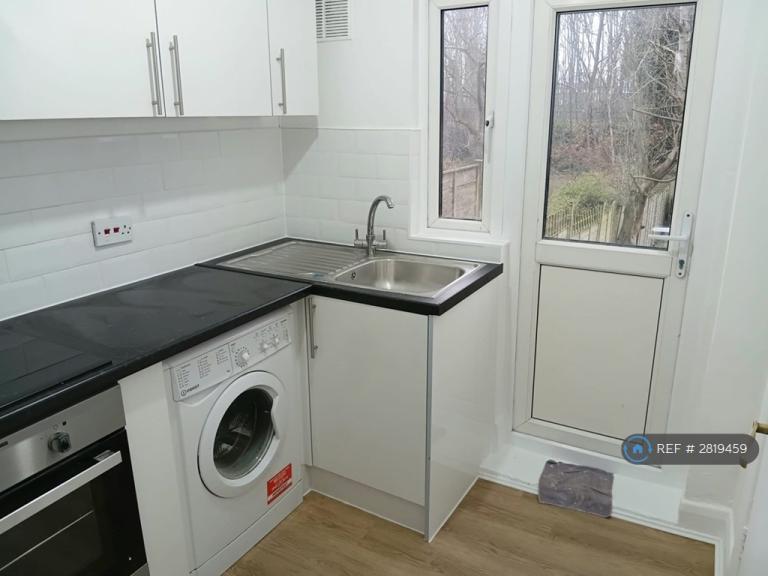Studio flat in Wightman Road, London, N8 (#2819459)