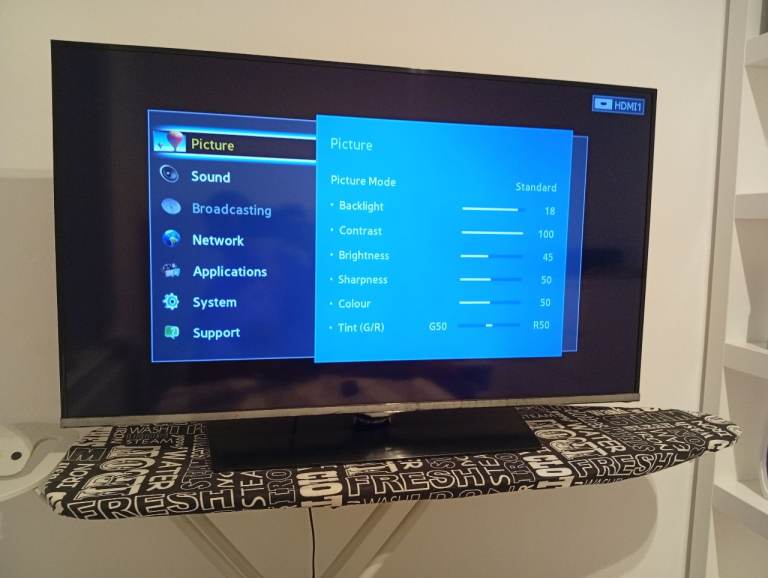 40" TV Samsung, slim frame, Freeview 