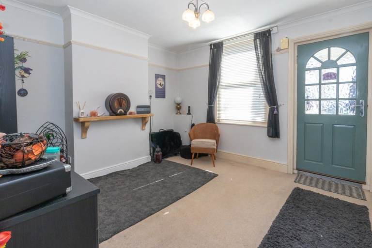 2-Bed Terraced House | Private Driveway & Garden | 5 Mins to Wallington Station