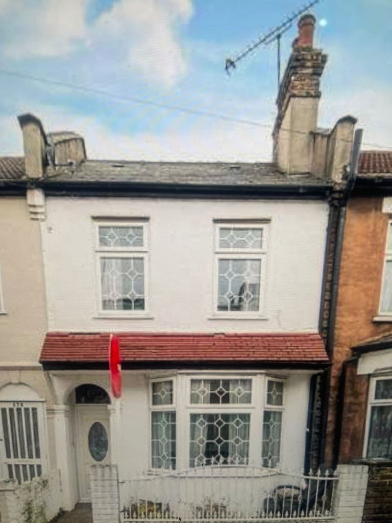Excellent condition 2 bed room flat with full access to rear garden 
