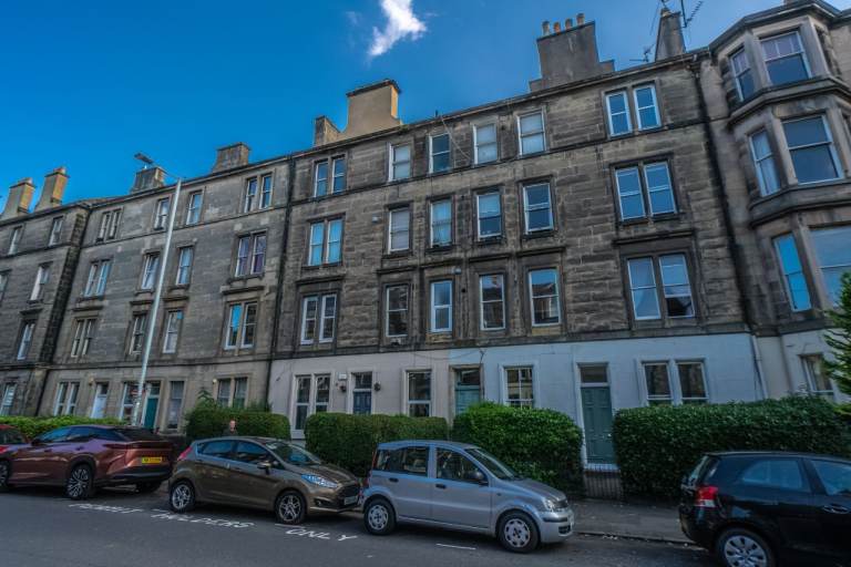 Extremely well presented spacious two-bedroom, Furnished Flat, Montgomery Street