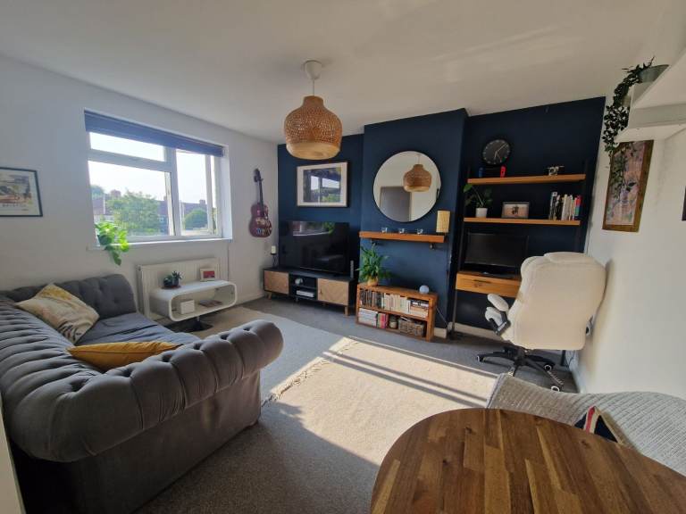 Cosy and Spacious 1-Bed Flat in FISHPONDS - Perfect for Professional Couple!