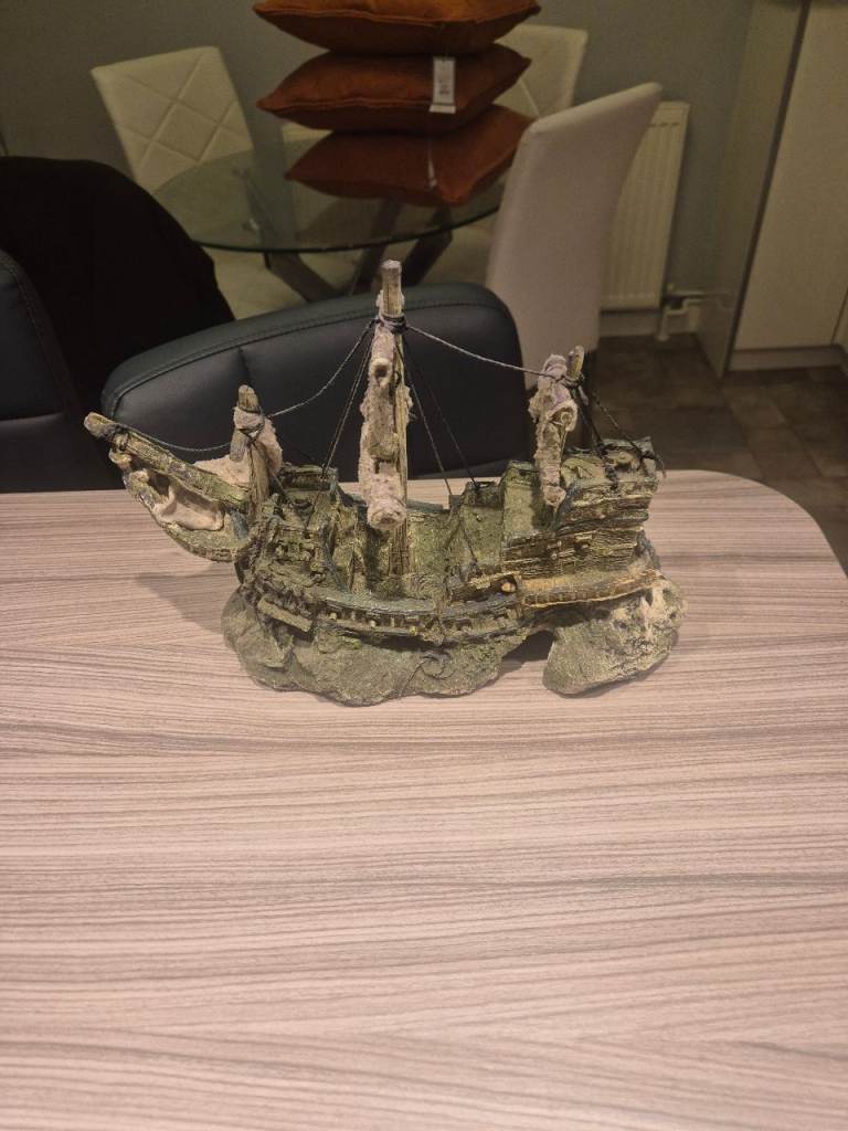  a Nobby Ship aquarium ornament. 