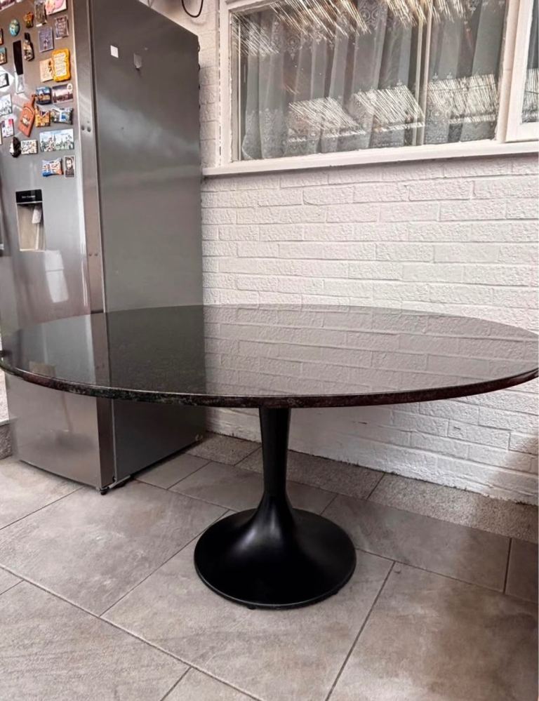 ⚠️URGENT⚠️Black marble round dinning table 