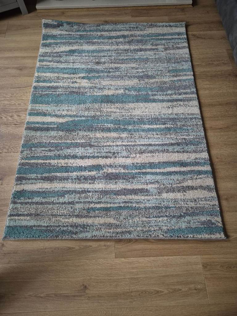 Modern Patterned Rug – Good Condition