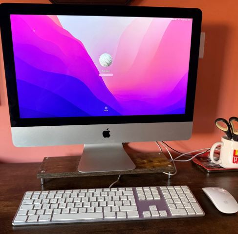 Apple iMac 21.5-inch (Late 2015) with Keyboard and Mouse | in