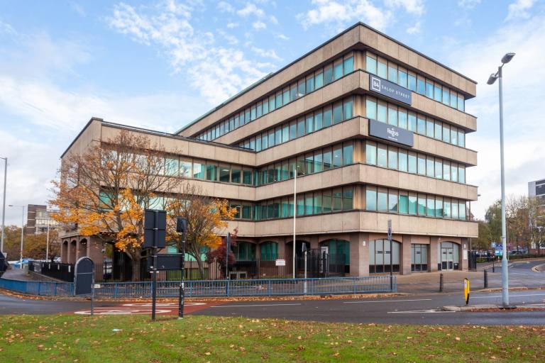 Wolverhampton - WV3 0SR \ Office for Rent with 2 Workstations
