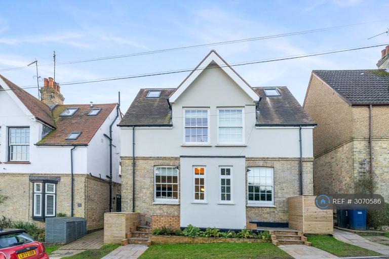 3 bedroom house in Hillview Road, London, NW7 (3 bed) (#3070586)