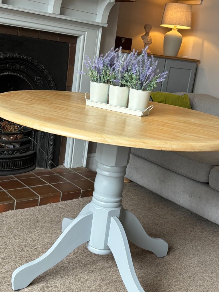 Pretty Solid wood Round Pedestal Dining Table