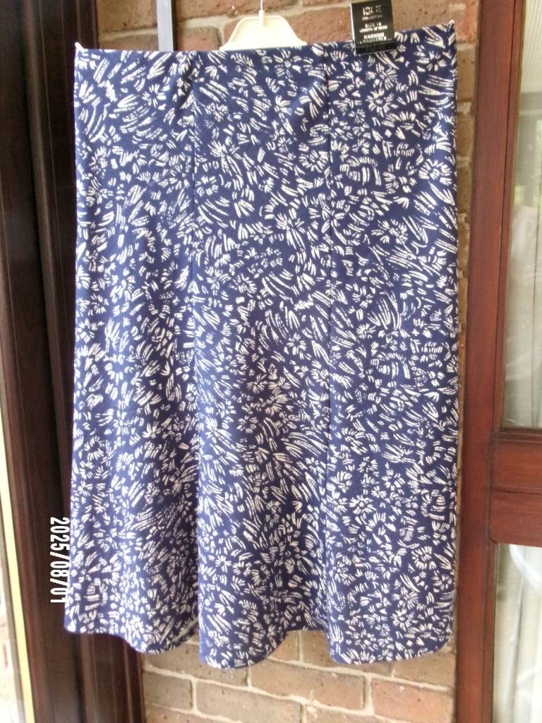 BNWT NAVY & WHITE FLARED SKIRT WITH STRETCH. SIZE 18