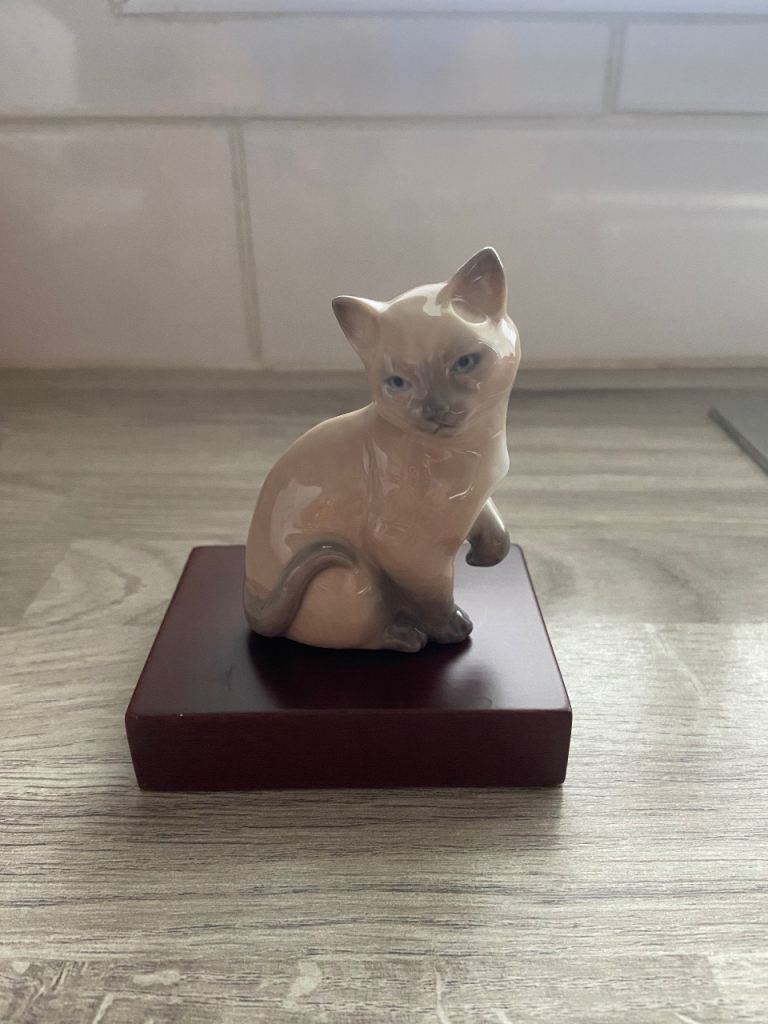 Lladro Siamese cat/lucky cat 8102