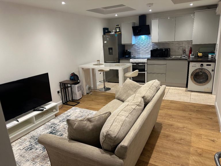 1 bedroom guesthouse, bills included, E4