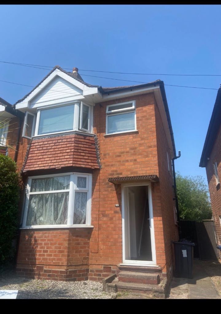 3 Bedrooms semidetached to Rent