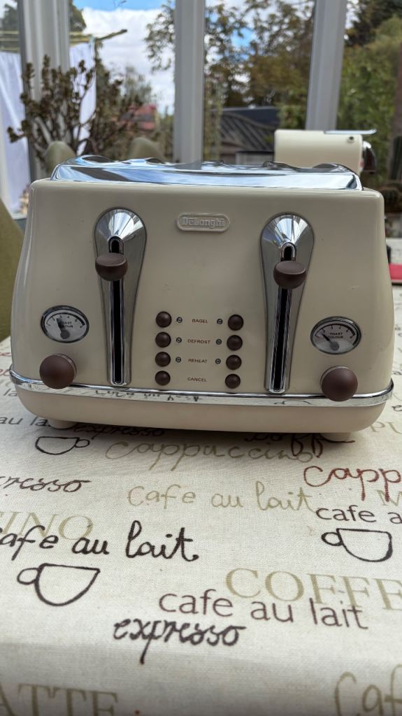 De Longhi 4 Slice Toaster – Rarely Used, Very Good Condition