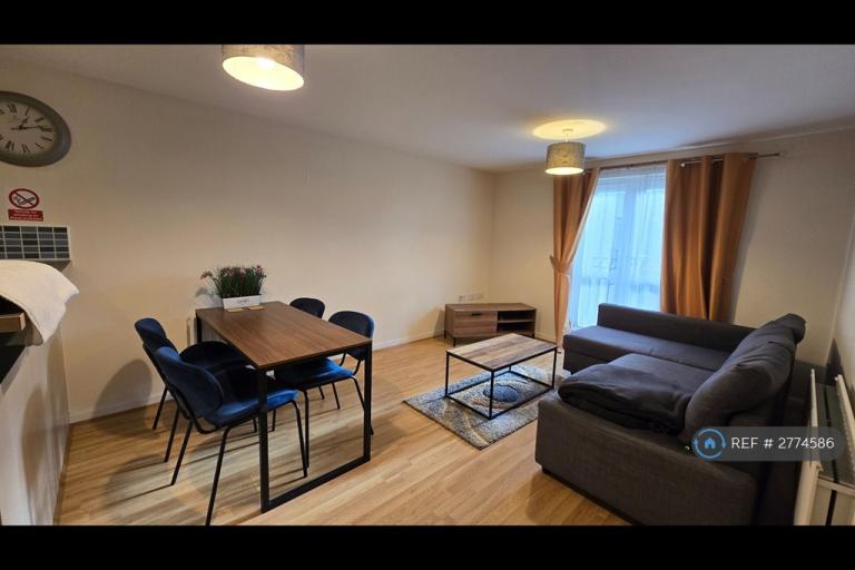2 bedroom flat in Brunel Crescent, Swindon, SN2 (2 bed) (#2774586)