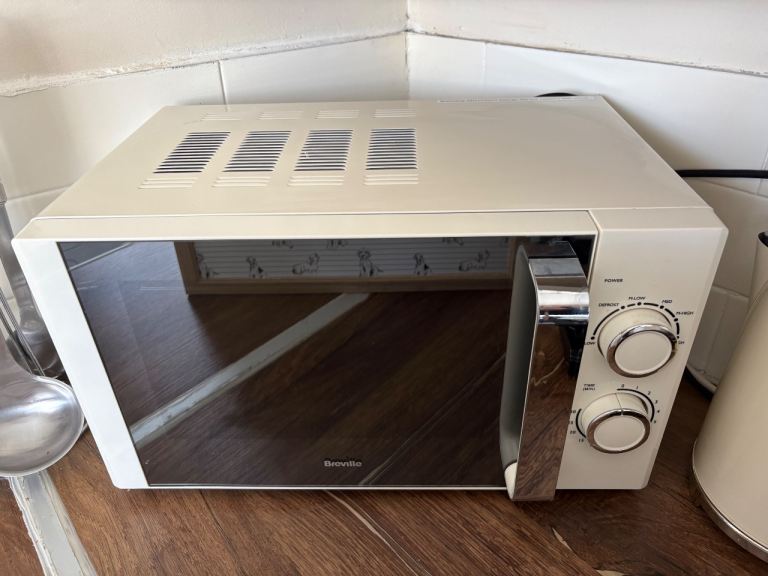 Breville Microwave – Cream / Chrome