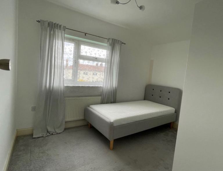 Room to rent near Colliers Wood  underground station