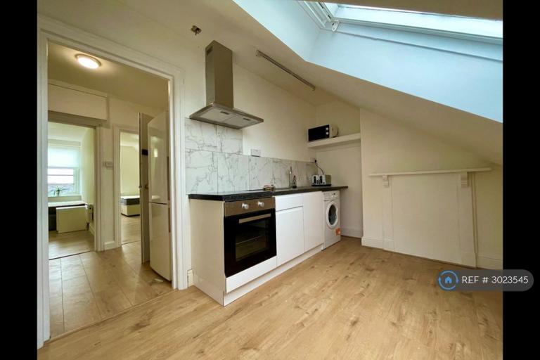 2 bedroom flat in Poole Road, Dorset, BH4 (2 bed) (#3023545)
