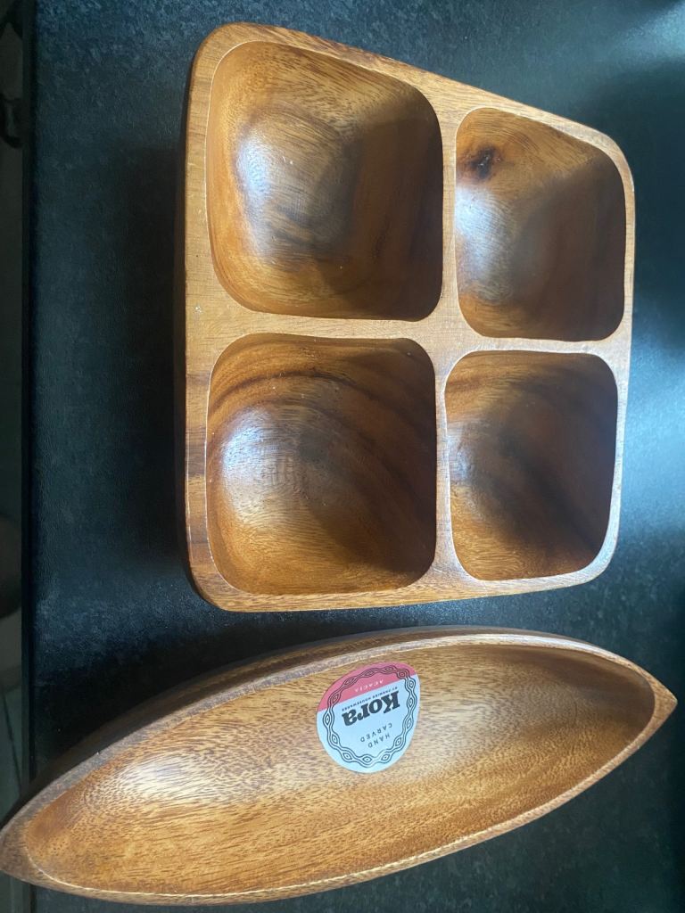 2 Condiments/serving plates
