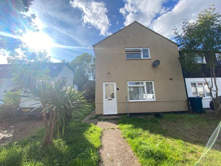 3 bed HOUSE to rent in Stanmore-WOLVERTON ROAD Stanmore, London