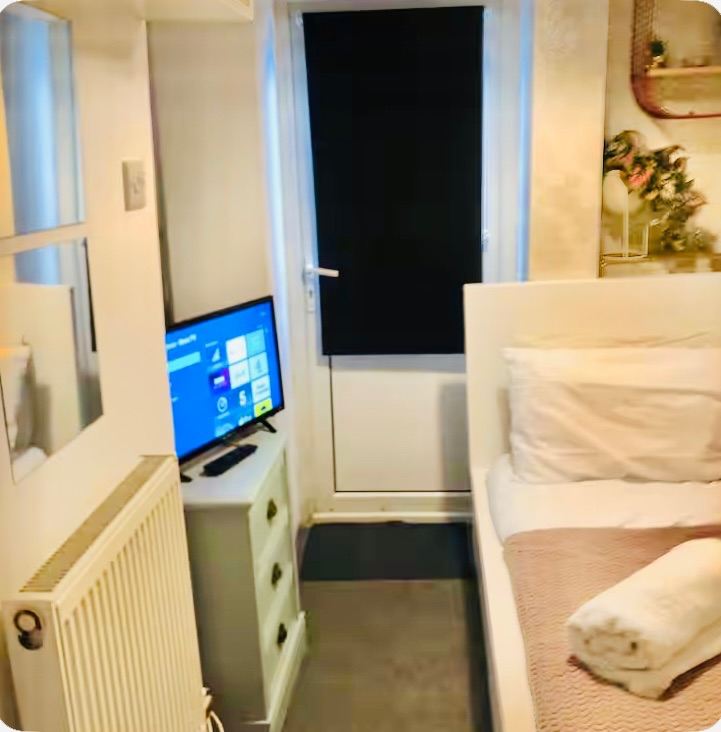 Small single en-suite annex with private entry door