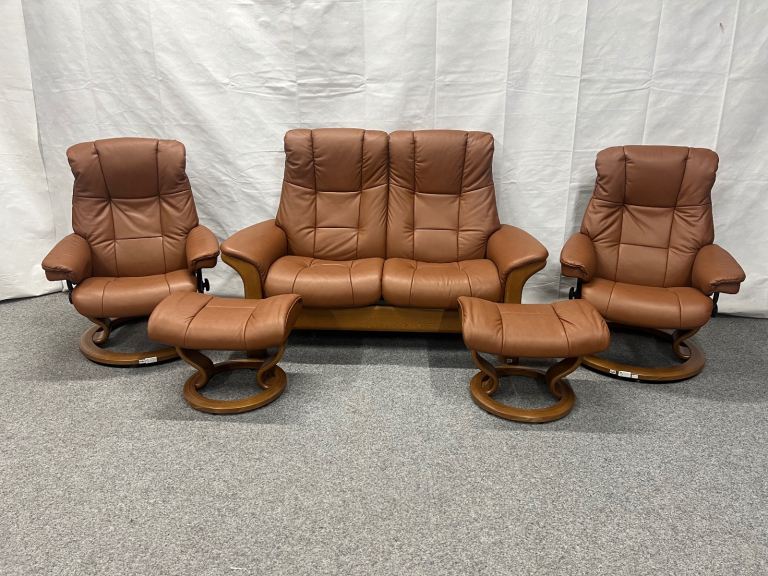 15 months old Ekornes Stressless Windsor/Mayfair leather recliner suite U.K. delivery available 