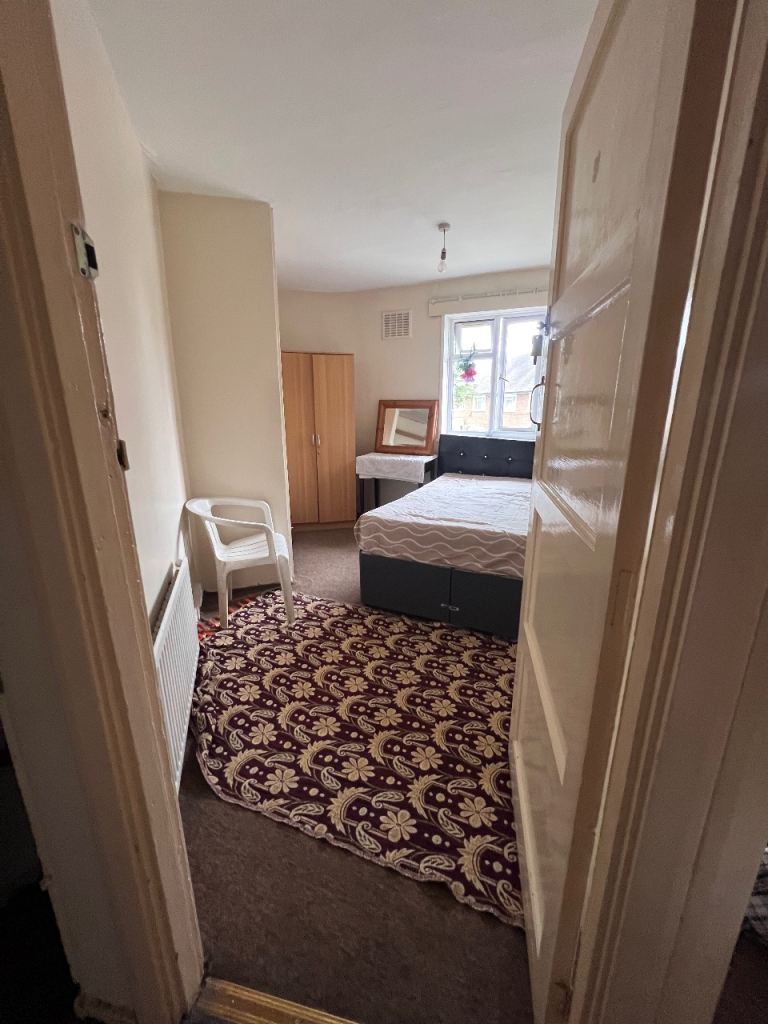 Cheapest VEGETARIAN Double Room: Hounslow West STRICTLY NO AGENCIES